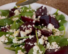 Спробуйте зимовий салат з буряком, сиром фета та горіхами — яскравий, корисний і дуже смачний обід