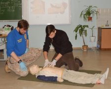 З нового учбового року в школах України стартує пілотний проєкт «Захист України»: чому навчатимуть дітей