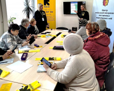 Смартфон - це просто: у Кам’янському навчають цифровій грамотності людей поважного віку