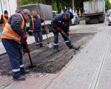 Ремонт доріг у Кам’янському: на проспекті Шевченка відновлюють дорожнє покриття