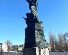 Замість демонтажу - сітка: на Дніпропетровщині критикують напівзаходи щодо радянського пам’ятника