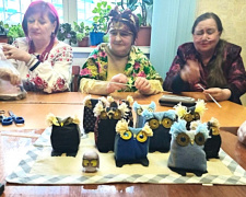 Мудрі сови власноруч: у Кам’янському жінки створили плюшевих пташок-охоронців - подробиці