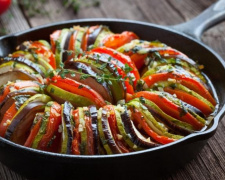 Приготуйте швидкий овочевий рататуй на сковороді — яскравий і корисний гарнір