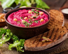 Весняний вибух кольору: готуємо рожевий хумус із запеченою морквою та фетою