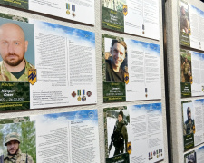 Мужність у портретах: Кам’янське вшановує захисників на виставці «Азов. Янголи Маріуполя»