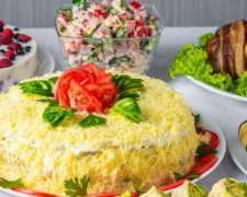 Новорічний стіл зі смаком: добірка святкових салатів, які здивують вашу родину