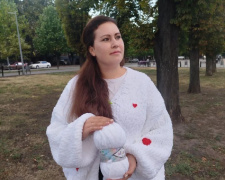 Петелька за петелькою - до спокою: як маріупольчанка у Кам’янському лікує душу в’язанням і гуртує земляків