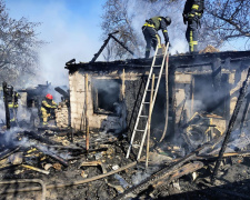 Гасіння пожежі, спричиненої уламком дрона у Жовтих Водах