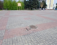 Небезпека під ногами: у центрі Кам’янського на площі Калнишевського просідає плитка
