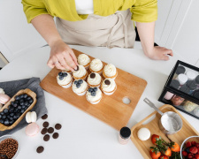 Лікарка з Дніпропетровщини стала "королевою макаронс": як війна змінила життя пані Катерини