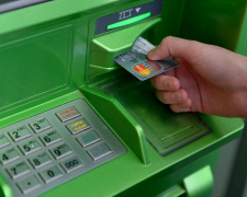 Що робити, якщо банкомат не віддає картку: рятуємось однією кнопкою
