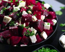 Приготуйте пікантний салат з буряком та фетою — свіжа ідея для корисної вечері