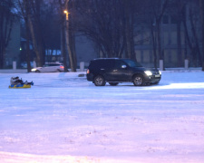 Екстрим чи безвідповідальність: у спальному районі Кам’янського помітили небезпечні зимові розваги