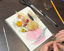 Квіти замість стресу: у Кам’янському центрі зайнятості провели арттерапію для клієнтів служби