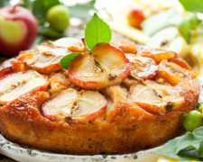 Осінь у Кам’янському пахне яблуками: шарлотка з кукурудзяного борошна підкорює серця господинь