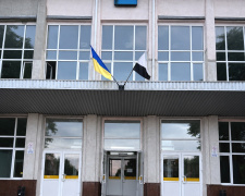 На вокзалі Кам’янського підняли біло-чорний прапор