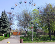 Оглядове колесо, веселі гірки та дзвіночок: центральний парк Кам’янського відкрив нові атракціони у весняний сезон