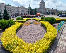 Патріотичні клумби Кам&#039;янського: комунальники висадили з квітів Тризуб та символ Нацгвардії України