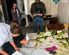 Схема на мільйони: у Кам’янському викрили «липових» лікарів релокованого медзакладу