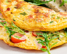 Французький сніданок за лічені хвилини: готуємо яєчню з хлібом і томатами