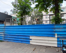 У центрі Кам’янського демонтують аварійні магазини на зупинці: чи з&#039;являться тут нові торговельні точки