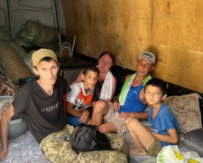 На Дніпропетровщині у лісосмузі знайшли родину з дітьми, яка після обстрілу п’ять діб жила просто неба