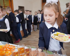 Наступного року всіх українських школярів забезпечать безкоштовним харчуванням – президент Зеленський