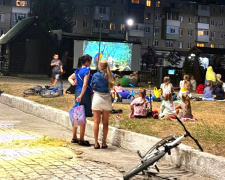 Кіно під зорями: у Вільногірську можна подивитися улюблені фільми та мульти просто неба