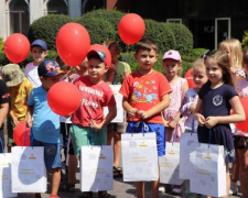 Перший раз у перший клас з подарунками від Метінвесту: сталева сім’я Каметсталі привітала дітей співробітників з новим навчальним роком