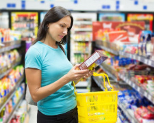 Покупець читає етикетку продукту в супермаркеті