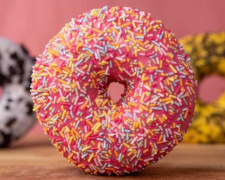 Прості та знайомі з дитинства смаколики: приготуйте пончики з цукровою глазур'ю на Новий рік