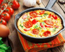 Готуємо повітряний омлет з овочами та сиром — ідеальний сніданок за 10 хвилин