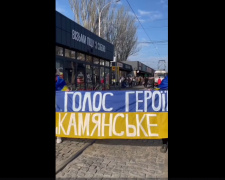 Хвилина мовчання, квіти та відеозвернення: у Кам’янському вшанували пам’ять полеглих Героїв