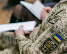 Військовослужбовець ТЦК у формі перевіряє документи