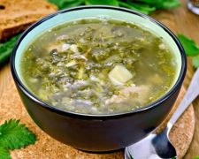 Приготуйте зелений борщ зі щавлем та молодою зеленню — справжній смак весни в тарілці