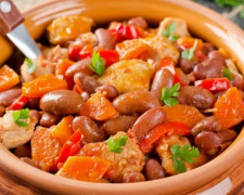 Спробуйте зимове овочеве рагу з квасолею та копченостями — ситна страва, що зігріває зсередини