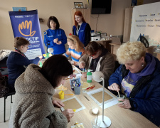 Цитруси проти стресу: у Кам’янському маріупольські жінки відновили ментальне здоров’я через пейп-арт