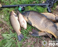 На Кам’янському водосховищі правоохоронці затримали браконьєрів, які ловили рибу гарпунним арбалетом