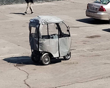 Несподівана новинка на дорогах Кам’янського: вулицями міста їздить мініатюрний електромобіль