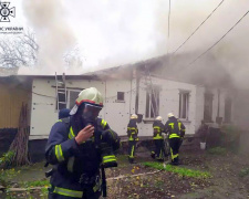 У Кам’янському для гасіння палаючого будинку довелося викликати додаткові відділення вогнеборців