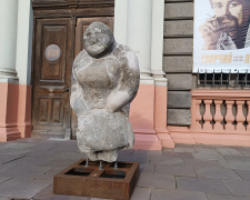 Від Дніпропетровщини до Львова: врятована кам&#039;яна баба стала окрасою мистецької виставки