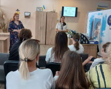 У Кам’янському центрі для маріупольців провели важливу зустріч з психологом та подарували дітям подарунки