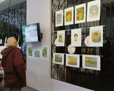 Як Гаррі Поттер, але з пензлем: юний художник із Мирнограда підкорив Кам’янське портретами-емоціями