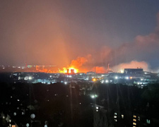 Панорамний вид на нічне Кам'янське з великою пожежею на одному з підприємств міста