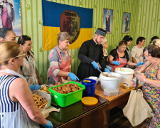 Допомога нужденним - благодійники нагодували у Кам&#039;янському переселенців - фото