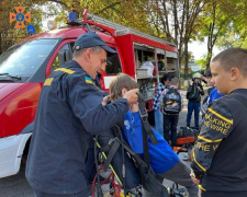 Рятувальники Кам&#039;янського завітали на пожежному автомобілі до школи