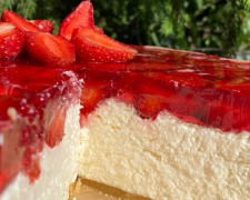 Спробуйте новорічний чізкейк без випікання з полуницею — десерт, який підкорює з першого шматочка