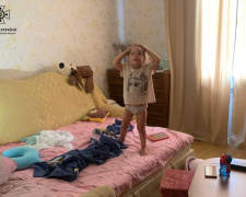 У Кам&#039;янському районі дворічна дитина зачинилася у квартирі - хто її врятував