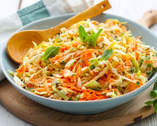 Приготуйте вітамінний салат з капусти, моркви та яблук — заряд енергії на кінець зими