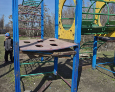 Замість ігор - небезпека: мешканці селища Романкове б’ють на сполох через стан дитячого майданчика